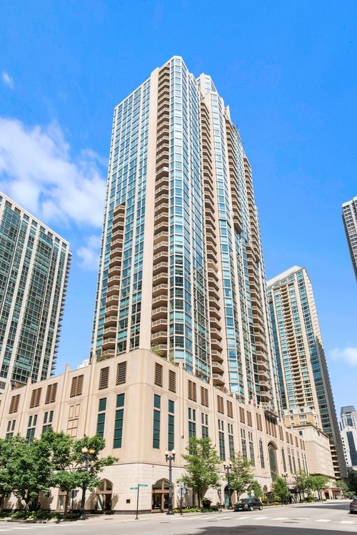 2803-21 E Huron St, Chicago, IL, 60611-3931 | Card Image
