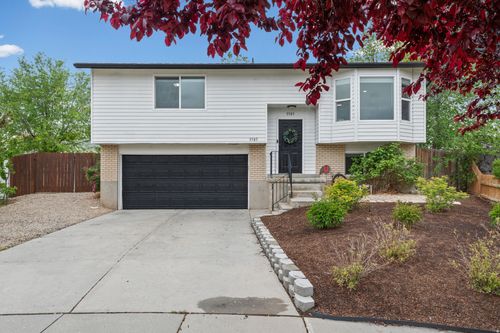 3585 W Silverglen Cir, Taylorsville, UT, 84129-3257 | Card Image