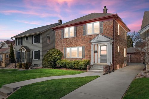 8202 W Woodland Ave, Wauwatosa, WI, 53213-2161 | Card Image