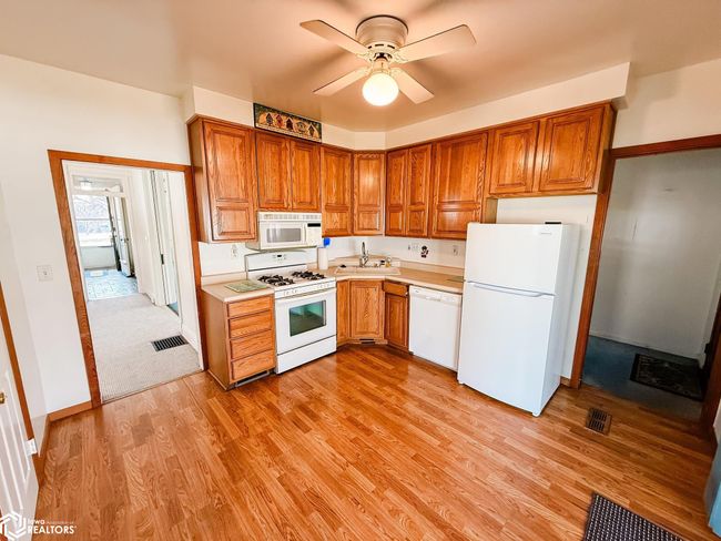 415 S Garfield Ave, Home with 4 bedrooms, 2 bathrooms and 2 parking in Burlington IA | Image 9
