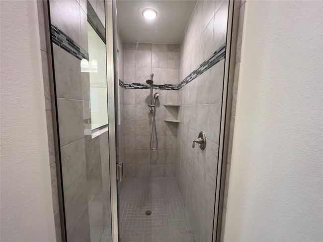 Separate Walk in shower | Image 16