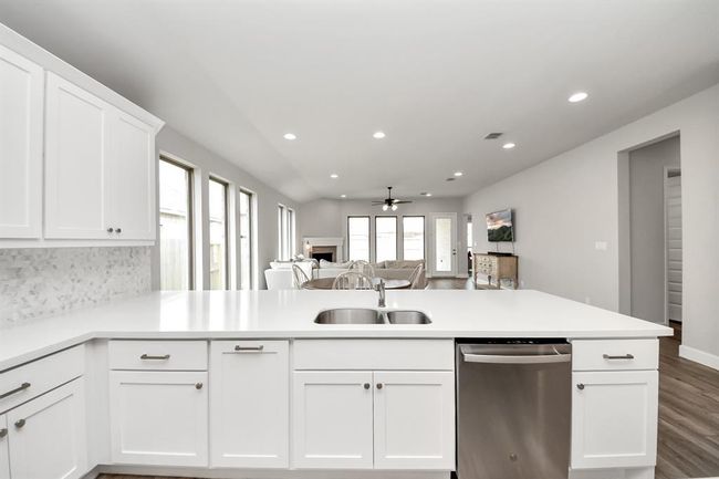 12310 Grassy Bend Dr, House other with 3 bedrooms, 2 bathrooms and 2 parking in Mont Belvieu TX | Image 8