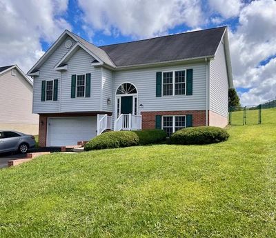 138 Murray Circle, House other with 3 bedrooms, 2 bathrooms and 2 parking in Bluefield VA | Image 1