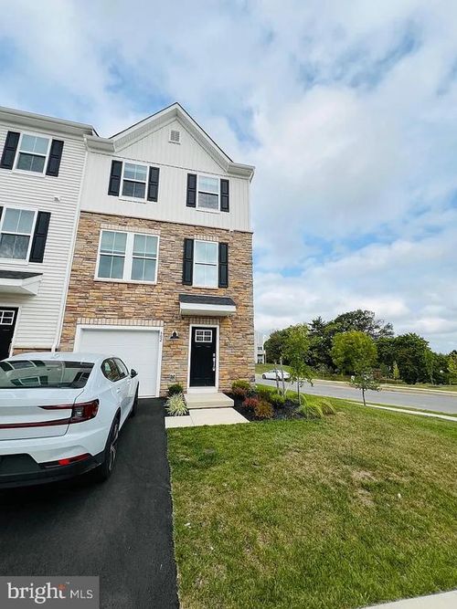 902 Magnolia Ln, Spring City, PA, 19475-1408 | Card Image
