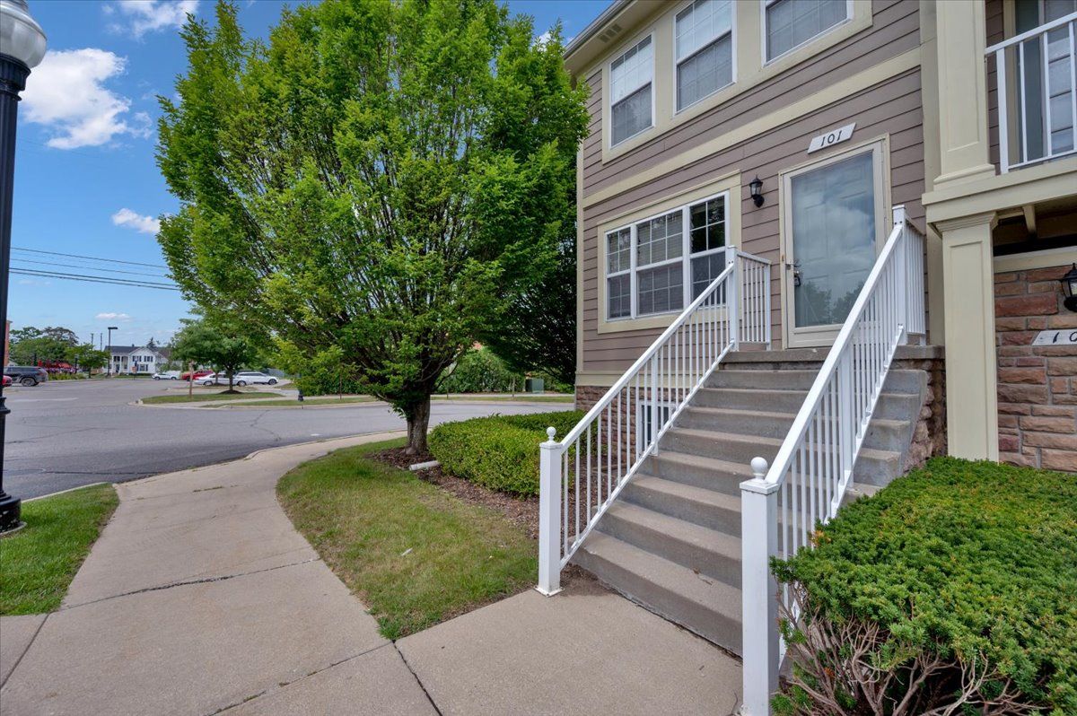 Emerald Chase Dr, Lake Orion, MI 48362