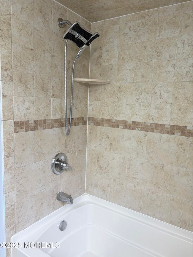 Guest Bath Upstairs | Image 28