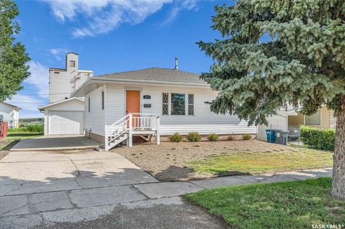 211 6th Ave, Gravelbourg, SK, S0H1X0 | Card Image