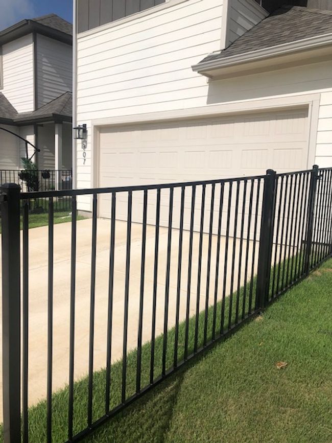 Garage and Driveway | Image 28