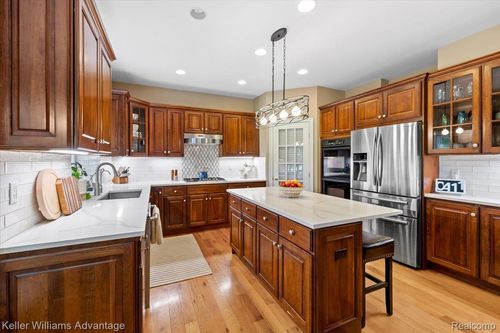 2282 Sandlewood Dr, White Lake, MI, 48383-3928 | Card Image