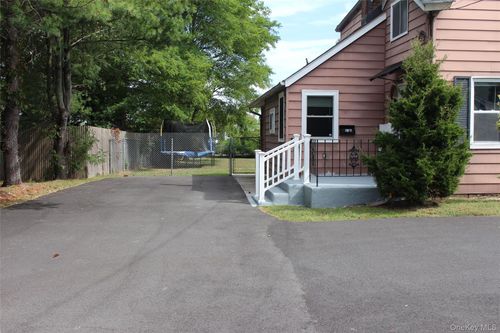 apt-a-81 Atlantic Ave, West Sayville, NY, 11796-1922 | Card Image