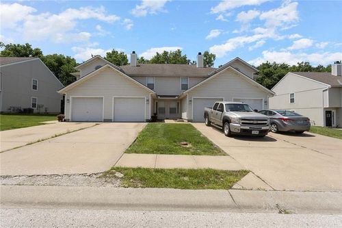 104 Ne Dogwood Street, Oak Grove, MO, 64075 | Card Image
