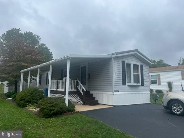 Robin Dr, Red Lion, PA 17356