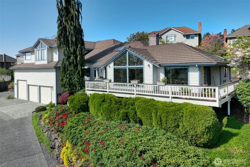 8211 128th Ave Se, Newcastle, WA, 98056-1795 | Card Image