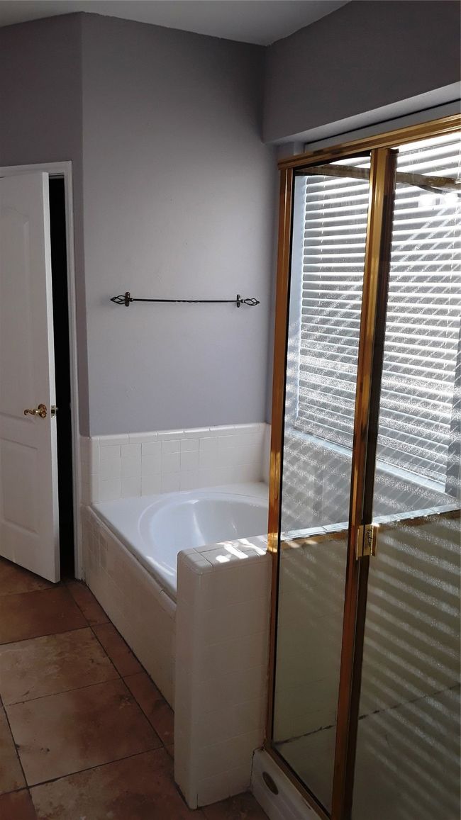 MASTER BATHROOM WITH TUB AND SEPARATE SHOWER! | Image 18