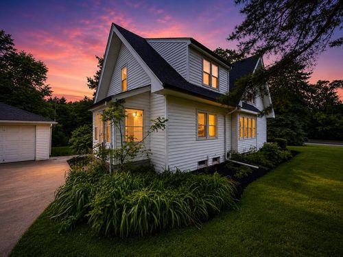 7531 N Lake Dr, Fox Point, WI, 53217-3643 | Card Image