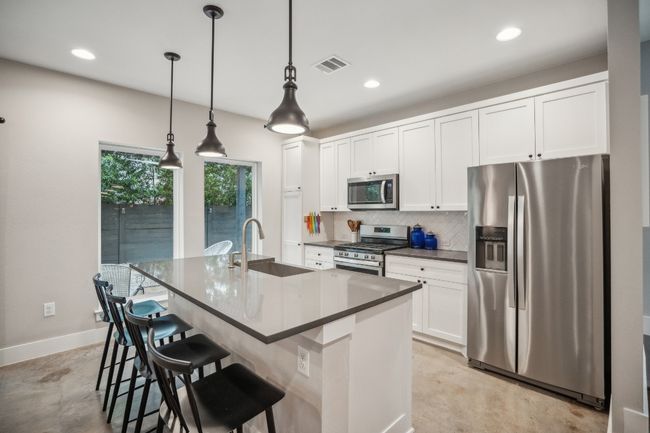 UNIT-2 - 1410 E 2 Nd St, House other with 2 bedrooms, 3 bathrooms and 1 parking in Austin TX | Image 6