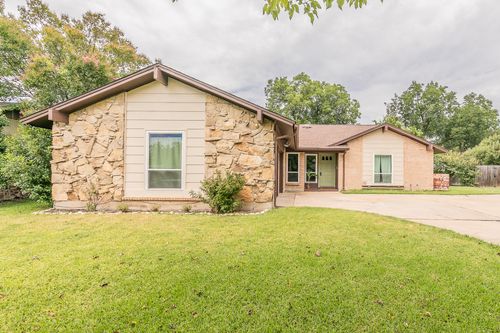 9004 Mahan Dr, Benbrook, TX, 76116-1306 | Card Image