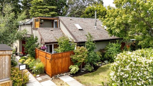 2308 Fernwood Rd, Victoria, BC, V8T2Z5 | Card Image