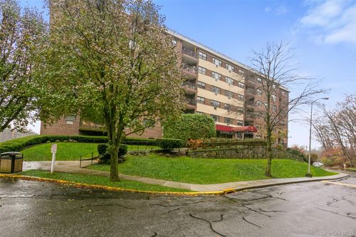 8c-100 Diplomat Dr, Mount Kisco, NY, 10549-2016 | Card Image