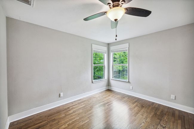 Unfurnished room featuring wood finished floors and a ceiling fan | Image 16