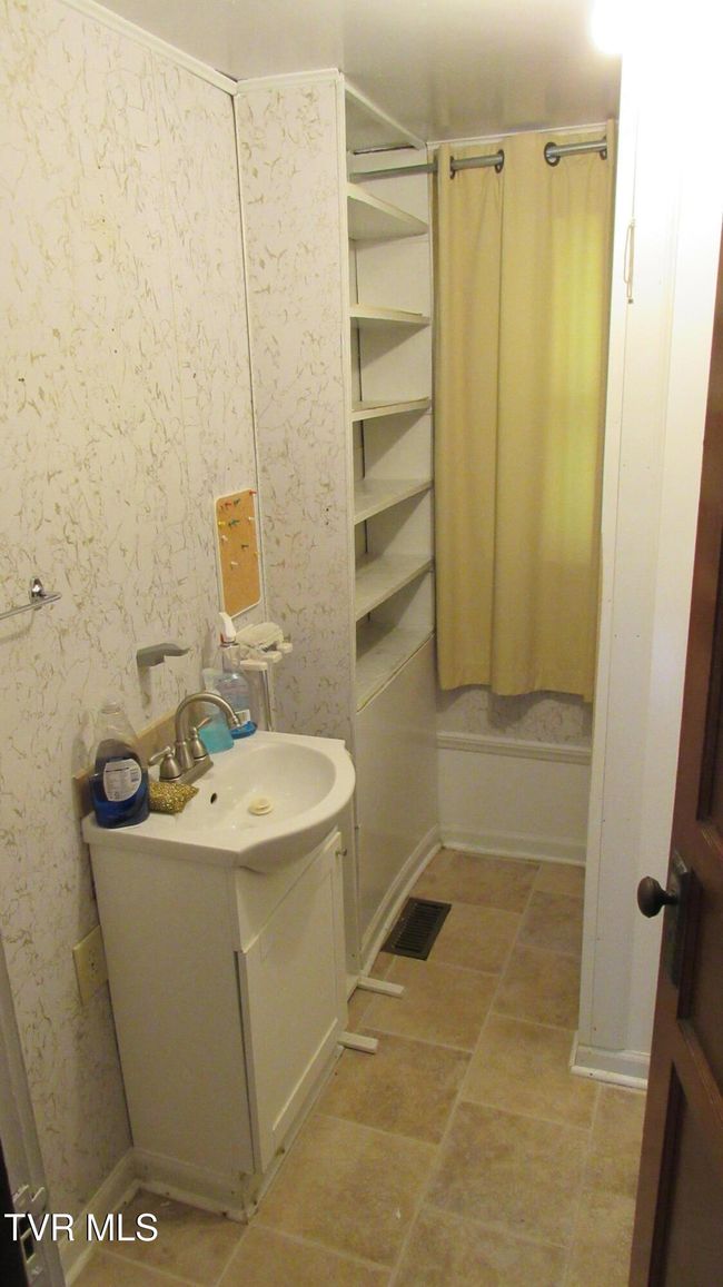 5428 Guest River Rd, House other with 2 bedrooms, 1 bathrooms and null parking in Norton VA | Image 8