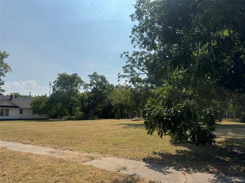 907 Buck St, Gainesville, TX, 76240-3112 | Card Image