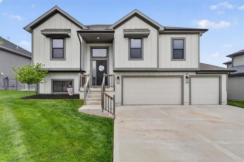 602 Sw Ridgeview Dr, Grain Valley, MO, 64029-7883 | Card Image