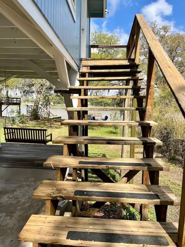 Stairs to entry door | Image 18