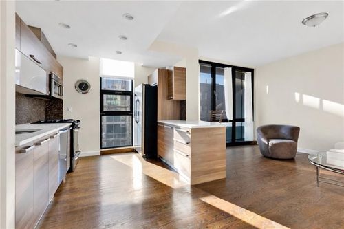 b5-2833 Ocean Pkwy, Brooklyn, NY, 11235-7879 | Card Image