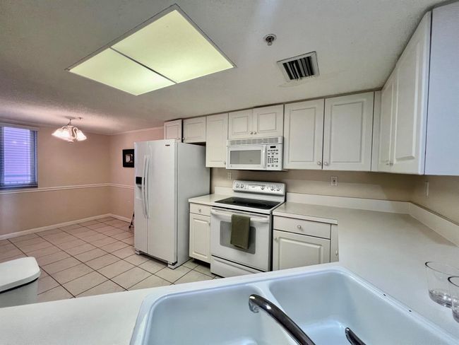 APT-404 - 3880 N Highway A1a, Condo with 2 bedrooms, 2 bathrooms and null parking in Hutchinson Island FL | Image 4