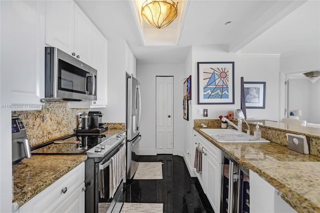 APT-3803 - 848 Brickell Key Dr, Condo with 1 bedrooms, 2 bathrooms and null parking in Miami FL | Image 18
