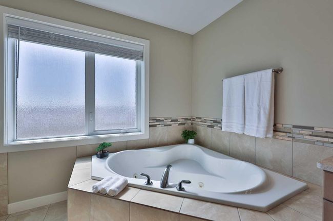 541 Aquitania Blvd W, House other with 6 bedrooms, 4 bathrooms and 4 parking in Lethbridge AB | Image 35