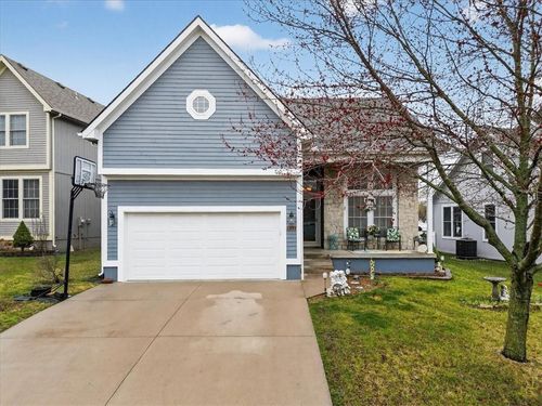 802 Redbud Dr, Paola, KS, 66071-1125 | Card Image