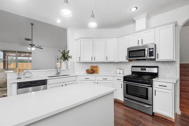 2023 Creek Run Dr, House other with 4 bedrooms, 3 bathrooms and 2 parking in Pearland TX | Image 34