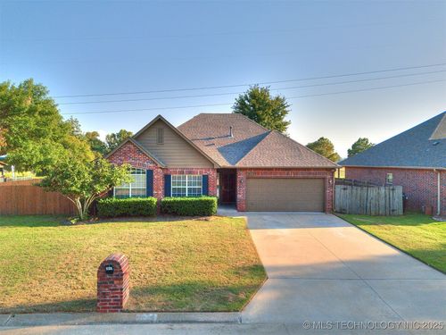 1017 W Quinton St, Broken Arrow, OK, 74011-8242 | Card Image