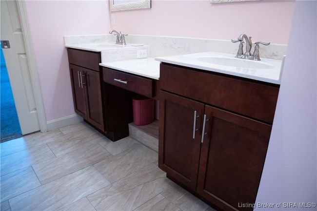 Main bathroom has porcelean tile | Image 16