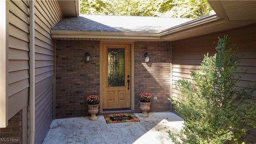 8266 Pebble Creek Ct, Chagrin Falls, OH, 44023-4866 | Card Image