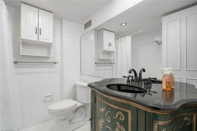 Hallway Bathroom | Image 12