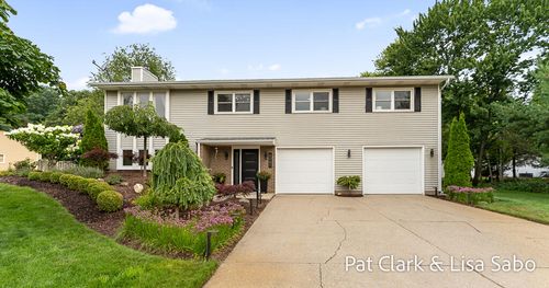 6061 Ridgeview Dr, Norton Shores, MI, 49441-6143 | Card Image