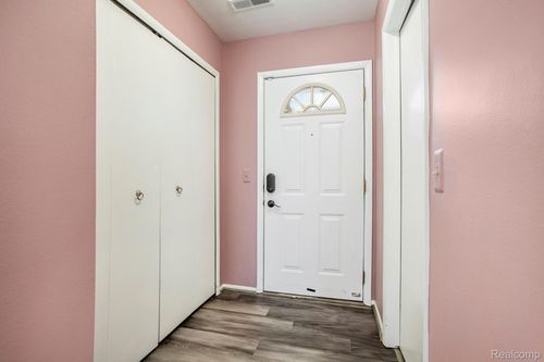 29761 Farmbrook Villa Ln, Southfield, MI, 48034-1040 | Card Image