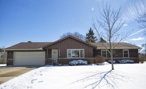 15175 W Kingsway Drive, New Berlin, WI, 53151 | Card Image