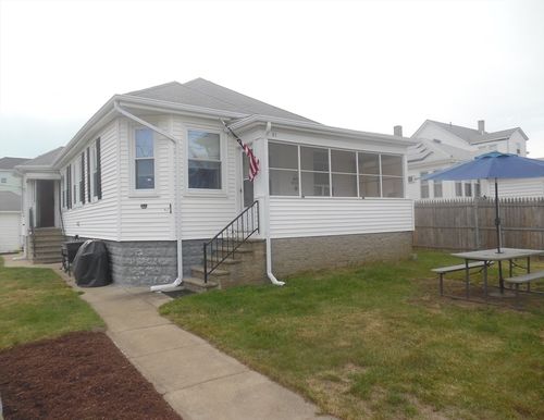 97 Stevens St, Fall River, MA, 02721-5128 | Card Image