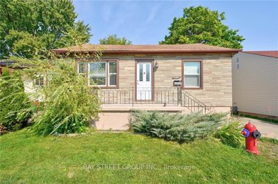 6285 Skinner St, House other with 2 bedrooms, 1 bathrooms and 3 parking in Niagara Falls ON | Image 1