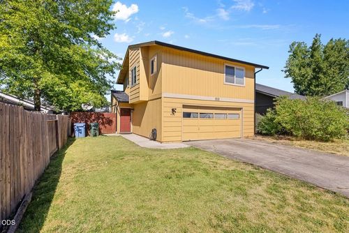 412 Lorraine Ave, Eagle Point, OR, 97524-9702 | Card Image