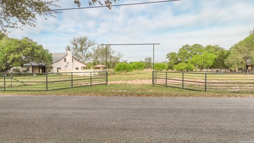 413 W Malone, Devine, TX, 78016 | Card Image