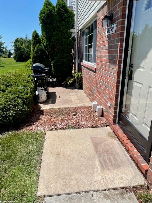 29890 Donna Ln, Chesterfield, MI, 48047-5738 | Card Image