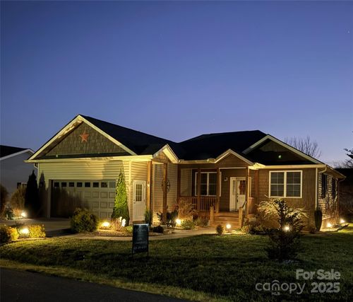 371 Beechnut Dr, Hendersonville, NC, 28739-7104 | Card Image