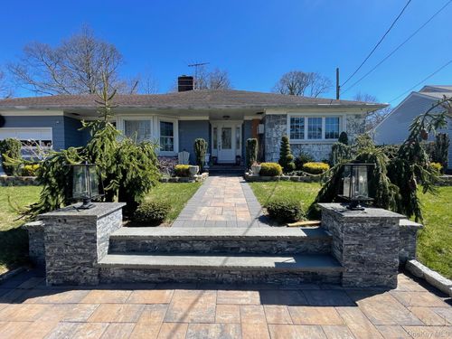 7 Willowbrook Ln, Freeport, NY, 11520-1326 | Card Image