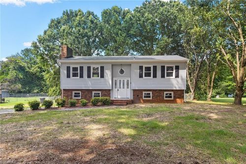 3529 Day Rd, Walkertown, NC, 27051-9107 | Card Image