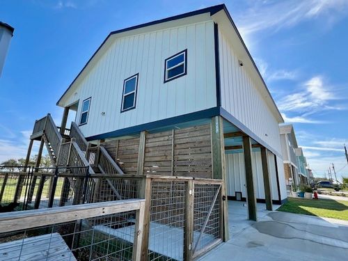 2110 S Young St, Rockport, TX, 78382-3247 | Card Image